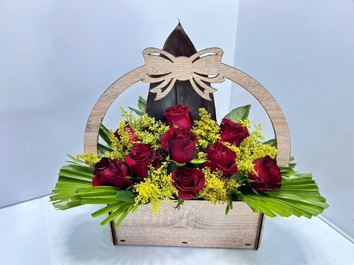 Love 12 - Box of bow with red roses and vegetables