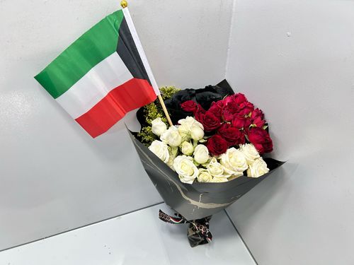 design 3 - Hand
  bouquet with a group of natural flowers decorated with the Kuwaiti flag