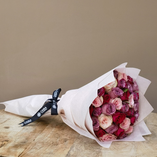 Eliana Hand - Height: 50 cm
Width: 30 cm
This hand bouquet contains roses.