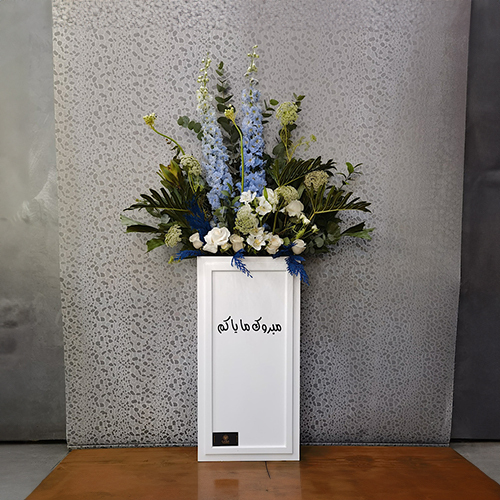 Cerisa - Height: 160 cm
Width: 90 cm

This box contains delphinium flowers and roses flowers.