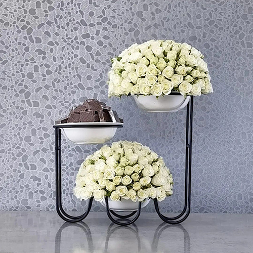 Vivre - Height: 60 cm
Width: 50 cm
A stand contains baby roses and chocolates.