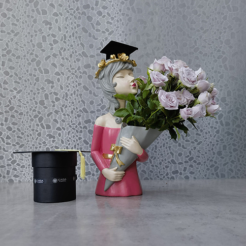 Graduation 2 - Height: 35 cm
Width: 25 cm

This bouquet contains baby roses with chocolates.