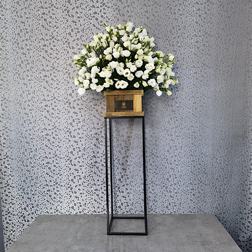 Atlier II - Height: 110 cm
Width: 55 cm

A stand that contains lisianthus flowers.