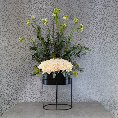 Casa Rose - Height: 120 cm
Width: 80 cm

A stand contains roses flowers, ornithogalum and eucalyptus.