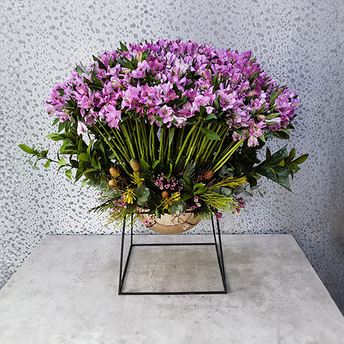 Purple Alstroemeria - Height: 80 cm
Width: 80 cm

This stand contains alstroemeria flowers.