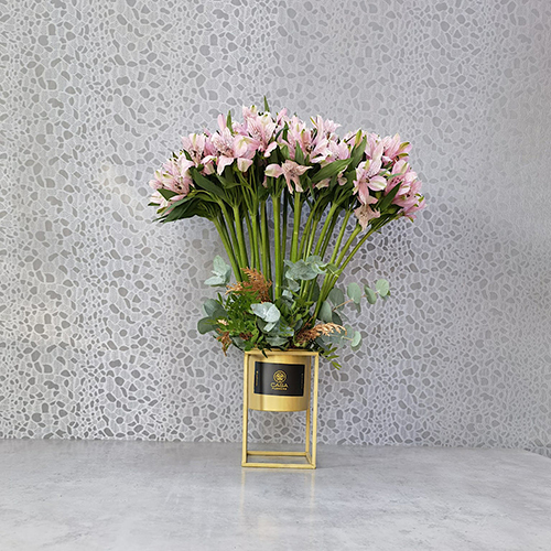 Ayla Pink - Height: 60 cm
Width: 40 cm
 This stand contains alstroemeria flowers.