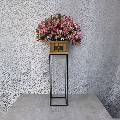 Atlier - Height: 110 cm
Width: 50 cm

A stand that contains alstroemeria flowers.