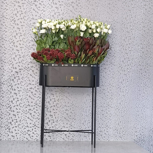 Casa Event Flowers - Jatniel - Height: 105 cm
Width: 67 cm

A stand contains lisianthus flowers, skimmia and safari sunset.