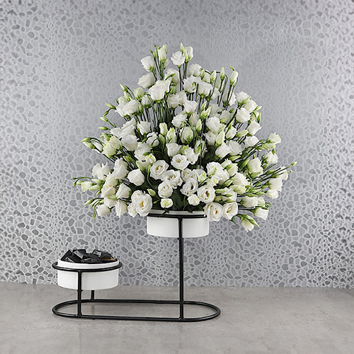 Everly White - Height: 70 cm
Width: 50 cm

A stand that contains lisianthus flowers with chocolates.