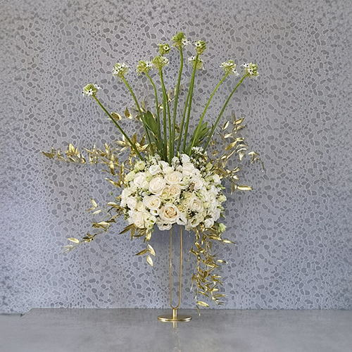 Casa Event Flowers - Sol White - Height: 100 cm
Width: 60 cm

A stand contains ornithogalum flowers, baby roses, roses and ruscus.