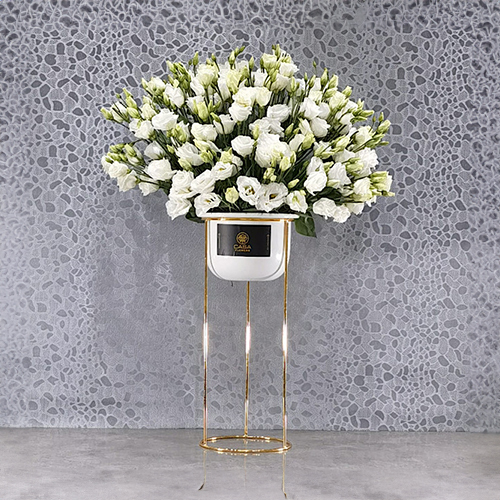 Cvecha - Height: 70 cm
Width: 50 cm
 A stand filled with lisianthus flowers.