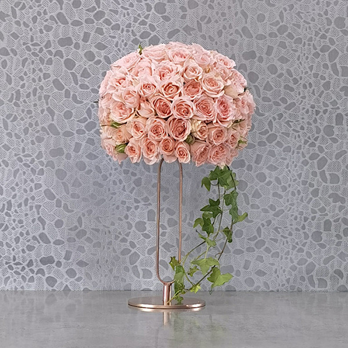 Honestus - Height: 40 cm
Width: 30 cm
 A stand filled with baby roses flowers.