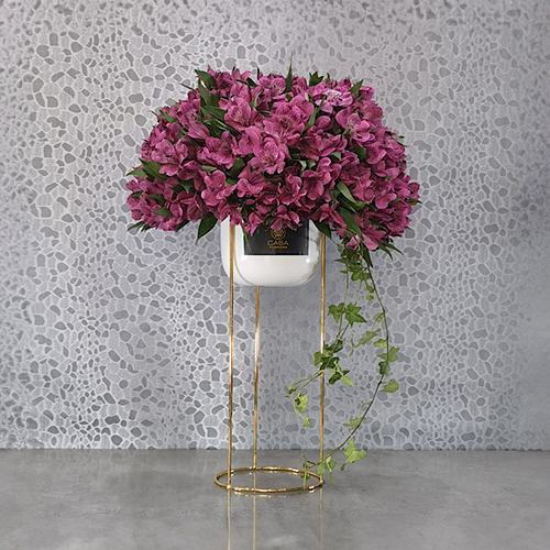 Epigamic - Height: 60 cm
Width: 40 cm
 A stand filled with alstroemeria flowers.