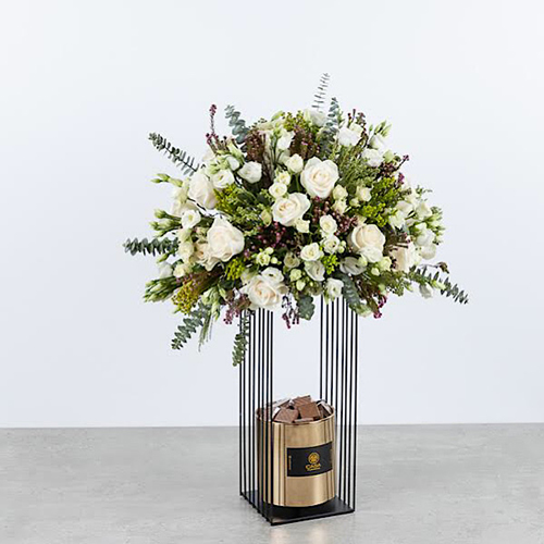 Sueno - Height: 75 cm
Width: 50 cm

A vase containing roses flowers, baby roses and lisianthus flowers with chocolates.