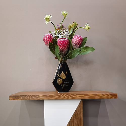 Protea - Height: 70 cm
Width: 40 cm

This vase contains protea flowers.