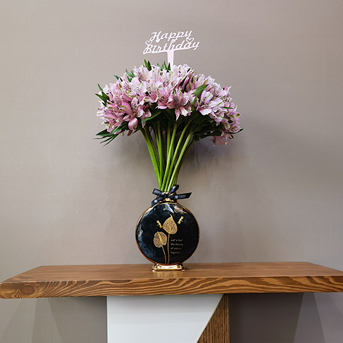 Adilyn B - Height: 45 cm
Width: 30 cm

This vase is filled with alstroemeria flowers.