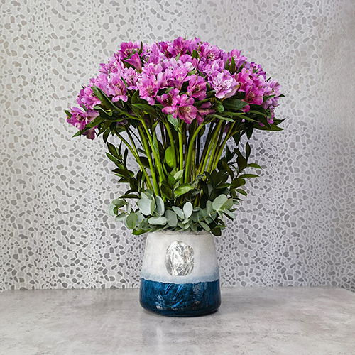 Sonali Purple - Height: 50 cm
Width: 40 cm

This vase contains alstroemeria flowers.