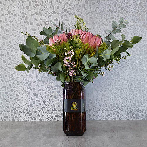 Infinito II - Height: 50 cm
Width: 40 cm|
 A vase that contains protea flowers, eucalyptus and safari.