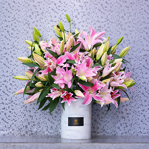 Casa Event Flowers - Sylvaina 2 - Height: 80 cm
Width: 50 cm

This vase contains casablanca flowers.