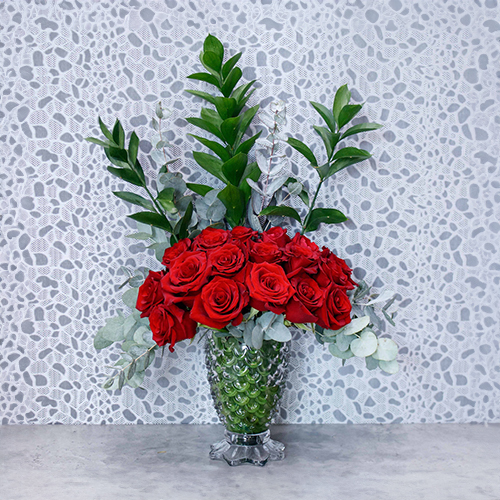 Vaya Red - Height: 55 cm
Width: 35 cm

This vase is filled with roses.