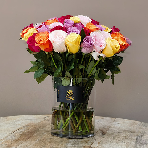 Mix Roses - Height: 35 cm
Width: 40 cm

This vase contains roses in different colors.