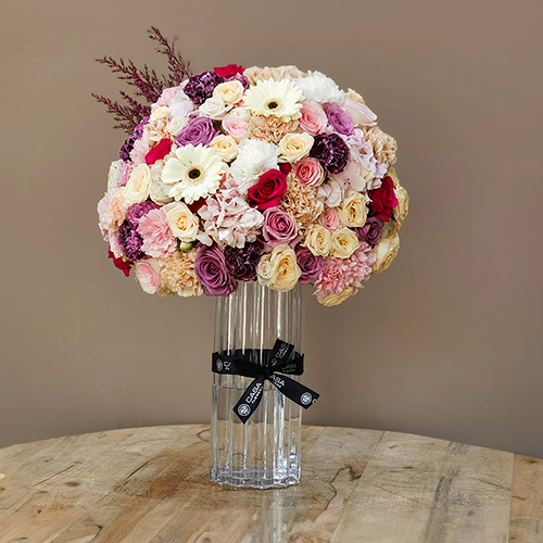 Fiorello - Height: 45 cm
Width: 40 cm
 This vase contains hydrangeas, roses and baby roses.