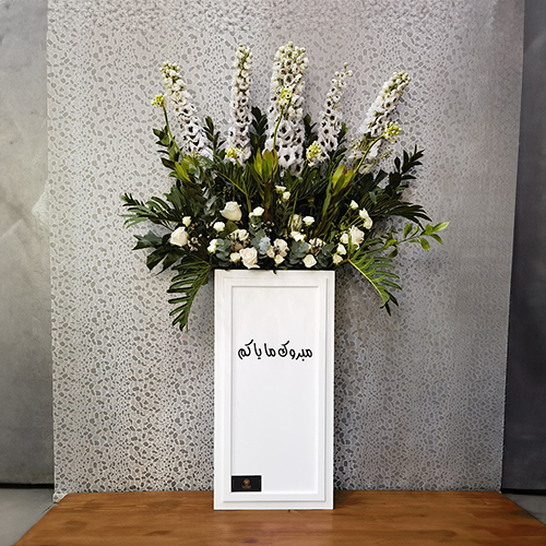 Delphinium 2 - Height: 160 cm
Width: 80 cm
This box contains baby rose and delphinium flowers.