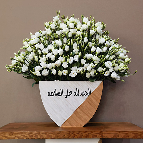 Aithne - Height: 70 cm
Width: 70 cm

This box contains lisianthus flowers.