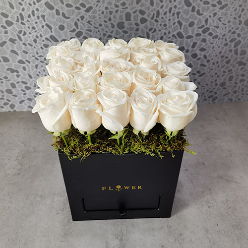 Narcissa White - Height: 27 cm
Width: 21 cm

This box contains rose flowers with chocolates.