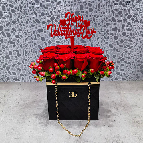 Chanel Love - Height: 20 cm
Width: 20 cm

This box contains roses flowers.