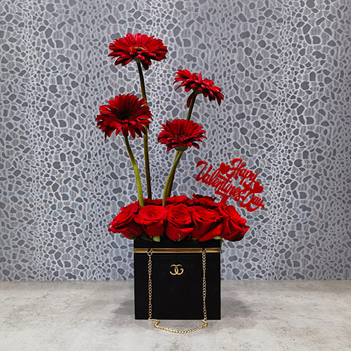 Chanel Red - Height: 50 cm
Width: 28 cm

This box contains gerbera flowers and roses.