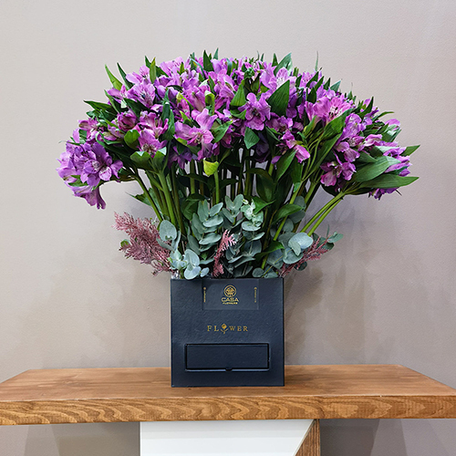 Aithne Purple - Height: 60 cm
Width: 50 cm

This box contains alstroemeria flowers with chocolates.