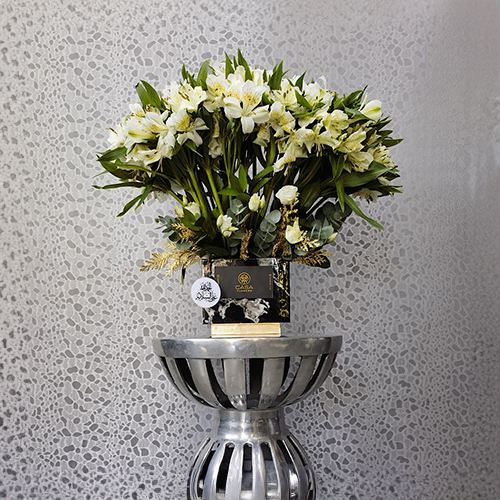 Meona White - Height: 50 cm
Width: 40 cm

This box contains alstroemeria flowers.