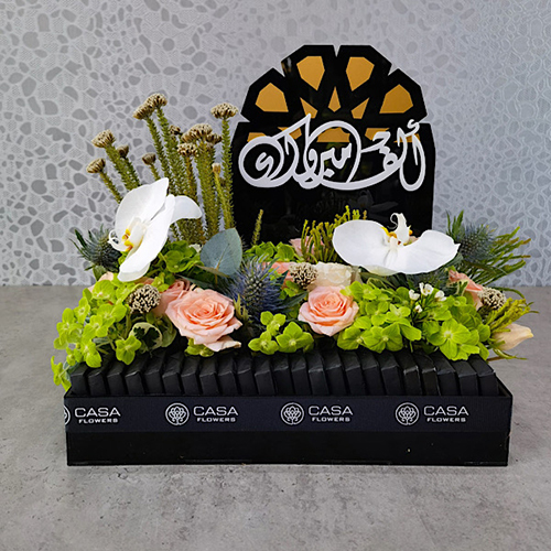 Ineffable - Height: 30 cm
Width: 30 cm
This box contains hydrangea flowers, baby roses and orchid with chocolates.