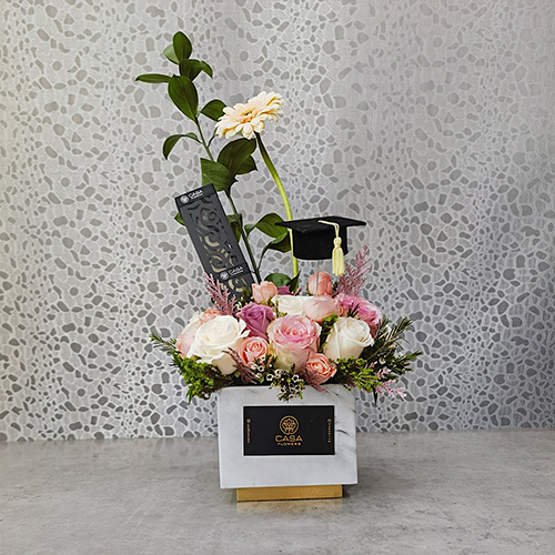 Roosevelt 2 - Height: 60 cm
Width: 30 cm
This box contains roses and gerbera with a box of chocolates.