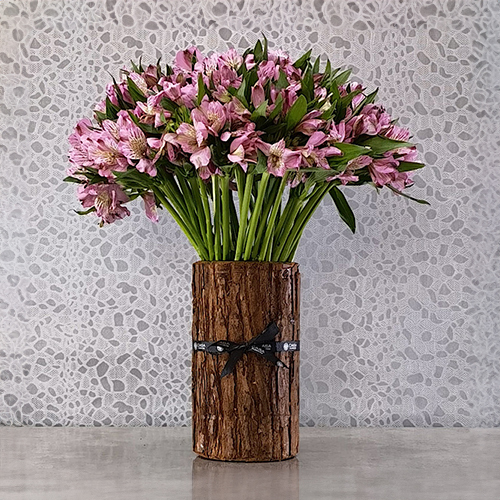 Cenes Purple - Height: 55 cm
Width: 45 cm
 A vase filled with alstroemeria flowers.