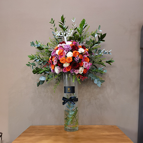 Casa Event Flowers - Titaia - Height: 100 cm
Width: 70 cm
This vase contains roses and baby roses.