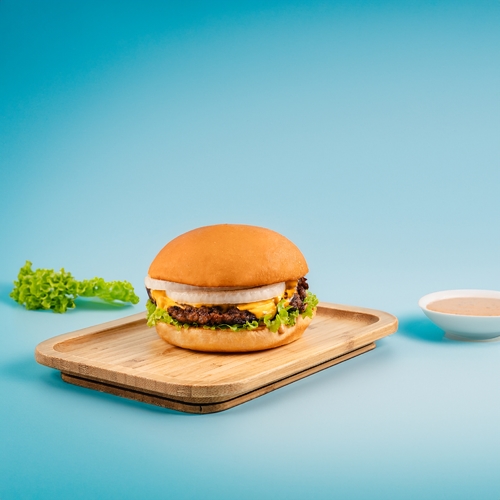 Miami Beef Burger - Beef patty, lollo rosso lettuce, white onion, tomatoes, pickles, american cheese and special miami sauce.