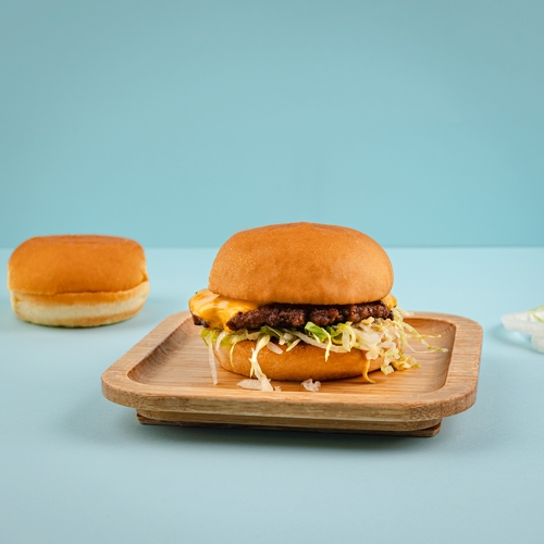 American Cheese Slider - Beef patty, white onion, shredded lettuce, pickles, tillamook cheddar cheese and special miami sauces.