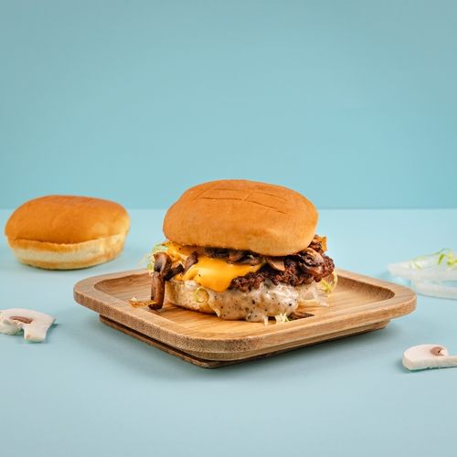 Mushroom Slider - Beef patty, mushroom, white onion, shredded lettuce, american cheese and aioli sauces.