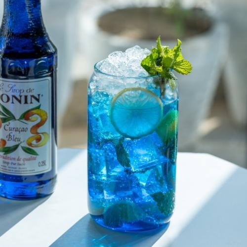 miami blue mojito - Blue lagoon syrup with lemon juice and mix with 7up and garnish mint and lemon