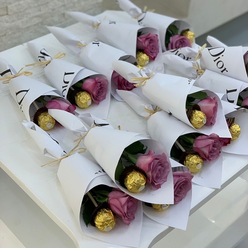 Flowers Factory. - Giveaways big rose with chocolate - We do not provide cards with giveaways