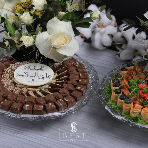 Best Sweet - X80 - صينية كريستال تحتوي على 1.kg جوكلت  نوتيلا  سولت بيكان  كوكيز  بستاشيو  الشروط والأحكام
1-    بعد تثبيت حجز الطلب و الدفع لن يتم استرجاع أي مبلغ 
2-    الطلبات التي موعد تسليمها بأقرب وقت - سيتم البدء بتجهيزها فوراً - ولن يسمح بالتعديل عليها او تأجيلها او الغائها 
3-    الطلبات المحجوزة مسبقا و باقي على موعد تسليمها مدة تزيد عن اربع ساعات يمكن التعديل عليها او تأجيلها فقط ولا يمكن الغاؤه
وفي حال باقي على موعد التسليم مدة تقل عن اربع ساعات لا يمكن تعديل الطلب ولا يمكن تأجيله ولا يمكن الغاؤه
4-    في حال رفض استلام الطلب سيتم اتلاف الطلب ولن يتم استرجاع أي مبلغ
  7درازن موالح مكسيكان  بريتسل  مسخن  تاكو زعتر  تاكو بستاشيو  مع ديكور الورد الطبيعي