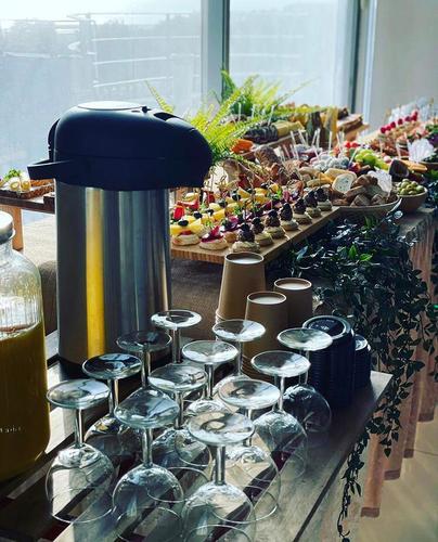 Breakfast Station for 20 guests - كلوب ساندويتش 40 قطعةساندويتش فرنسي 40 قطعةراب ساندويتش 40 قطعة. كانابيه تشيرز 100 قطعة 2 طبق فاكهة 2 طبق شيرز 1ـ المنزل 4 جداول 1 عصير 1 شاي