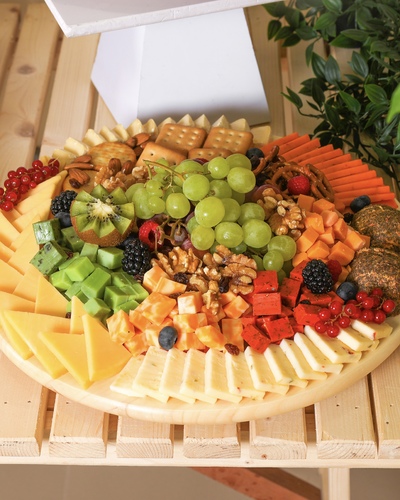 Cheese Platter - طبق أجبان مشكلة مع الفواكه والمقرمشات تكفي من 10 إلى 12 ضيف.