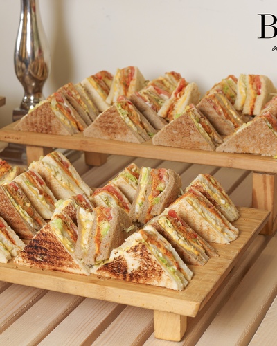 Mini Club Sandwich - 12 قطعة كلوب ساندوتش ميني (دجاج، لحم رومي، بيض مسلوق، جبنة شيدر، خس، طماطم و مايونيز)