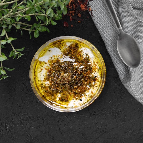 لبنه بالزعتر والطماطم المجففة