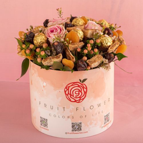 The Best Gift 1004 - 3 pink roses 4 pink Hypricum 1 wax flower 1 green Italian rescus 8 apricot 8 dates 8 figs 6 chocolate. Height 30 cmwidth 25 cm