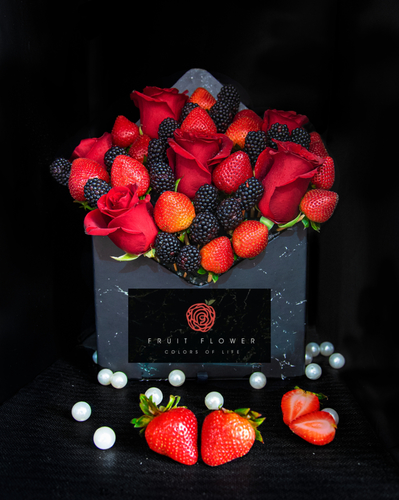 Love Envelop 1407 - 6 red roses with fresh strawberries and Blackberries.  Height 35 cm width 25 cm