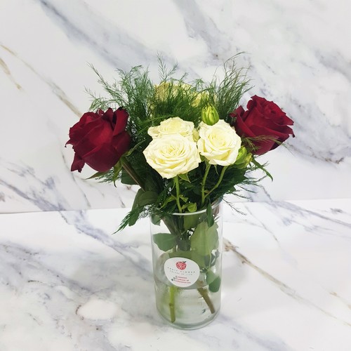 Baby Roses White and Red roses in Vase 516 - Baby Roses White , Red Roses Green Tree Tree, in Vase 
 dimensions  Width 15 cm
 Height 35 cm